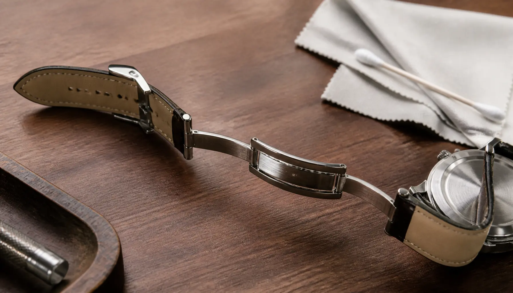 Zone d’attache d’un bracelet en cuir inspectée après le nettoyage de la boucle