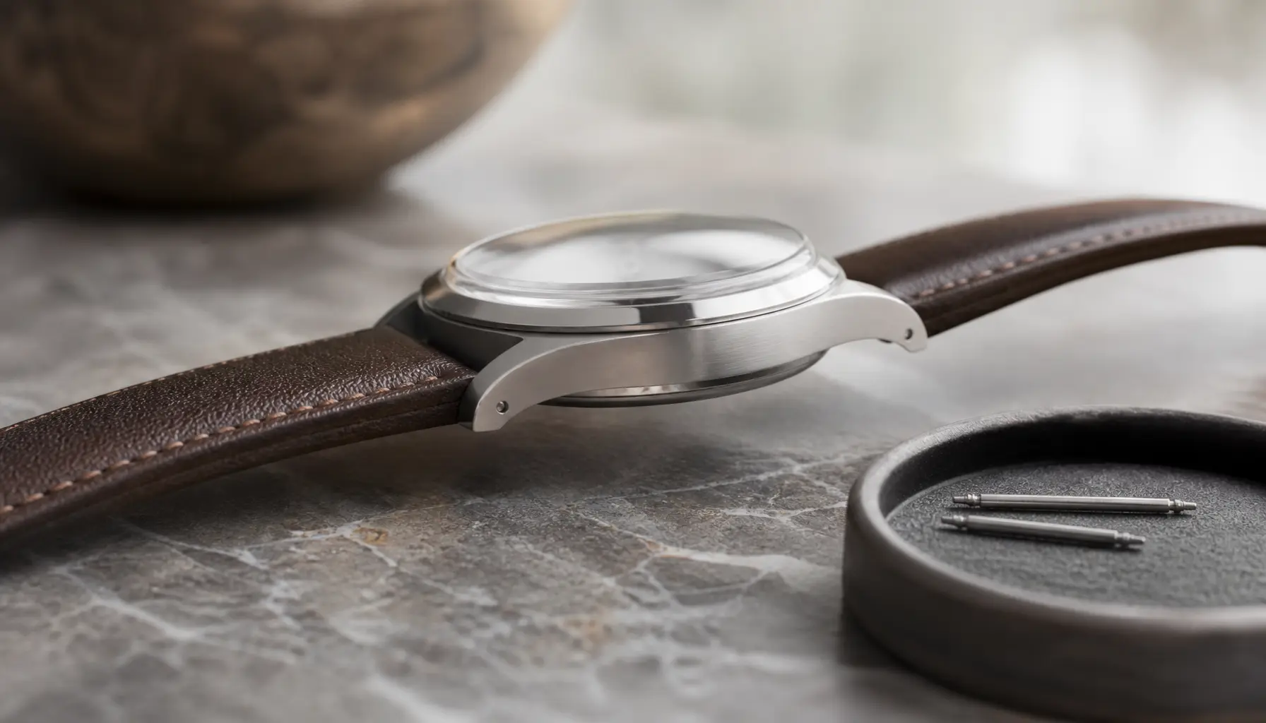 Montre équipée d’un bracelet en cuir correctement aligné entre les cornes